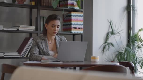 Γυναίκα που εργάζεται από το σπίτι χρησιμοποιώντας φορητό υπολογιστή, ενώ διαβάζοντας το μήνυμα κειμένου. γυναίκα που χρησιμοποιεί τη μελέτη εργασίας laptop στο γραφείο. Επιχειρηματίας δακτυλογράφηση laptop στο χώρο εργασίας Γυναίκα που εργάζονται στο πληκτρολόγιο χέρι γραφείο στο σπίτι. — Αρχείο Βίντεο