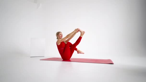 Flexibele jonge fitte meisje oefenen yoga of pilates uit te voeren Wild Thing Pose voor stretching en wellness. Yoga houdingen - asanas. geïsoleerd silhouet op witte achtergrond. — Stockvideo