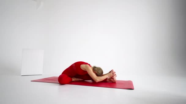 Flexibel ung fit flicka utövar yoga eller pilates utföra Wild Thing Pose för stretching och välbefinnande. Yogaställningar - Galningar. isolerad siluett på vit bakgrund. — Stockvideo