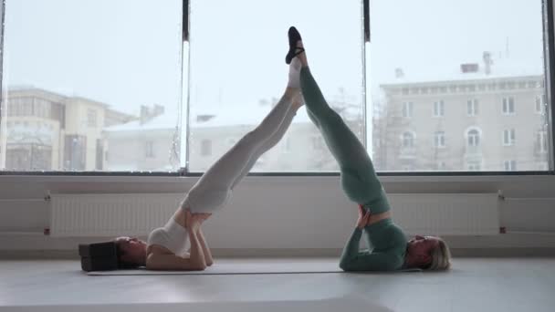 Professionale giovane insegnante di fitness femminile tirando le mani studente per allungare il corpo e la morbidezza di formazione quando hanno classe in studio. concetto sano stile di vita esercizi di allenamento — Video Stock