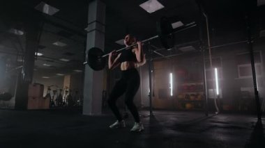 Atletik Güzel Kadın Spor Salonunda Halterle Deadlift Yapıyor. Güçlü kadın sporcu, kaslı vücut ağırlık kaldırıyor, halterle egzersiz yapıyor. Kadınlar spor salonunda ağırlık çalışıyor.