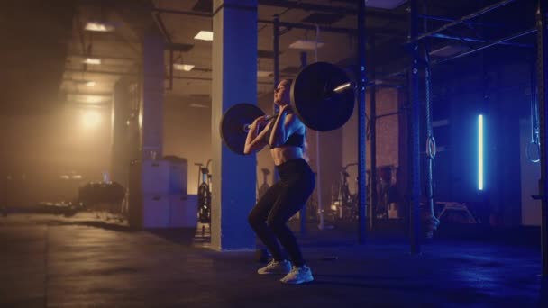 Atletická krásná žena dělá nad hlavou Deadlift s činkou v tělocvičně. Silné ženské atletky s svalnatým tělem zvedání závaží, cvičení s činkou. ženy cvičení s činkami v tělocvičně — Stock video