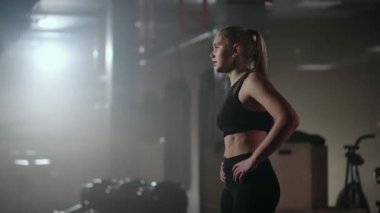 Spor salonunda egzersiz yaptıktan sonra yorgun, spor yaptıktan sonra dinlenen sağlıklı bir kadın. Ferahlatıcı ve canlandırıcı