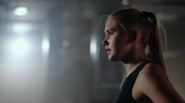 Spor salonunda egzersiz yaptıktan sonra yorgun, spor yaptıktan sonra dinlenen sağlıklı bir kadın. Ferahlatıcı ve canlandırıcı