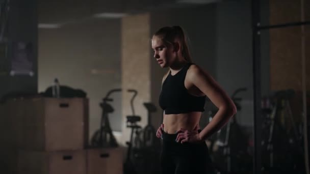 Fitness mulher saudável cansado após o exercício de treinamento de força no descanso ginásio, relaxante após o treino intenso. Refrescante e Uplifting — Vídeo de Stock