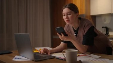 Kadın evden çalışıyor. Çalışanlarla ve evdeki müşterilerle uzaktan çalışma.