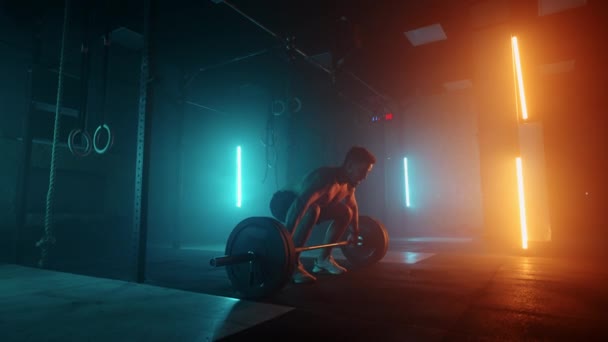 Uomo fitness muscolare facendo spingere un bilanciere sopra la testa nel moderno centro fitness. Allenamento funzionale. Un po 'di esercizio. Luce LED a colori al rallentatore, colori brillanti saturi — Video Stock