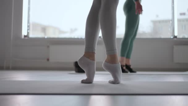 Primer plano de una bailarina caminando sobre calcetines sin zapatos puntiagudos. Entrenamiento de los pies de las bailarinas en cámara lenta — Vídeo de stock