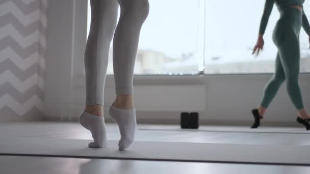 Közelkép egy női balerináról, aki zoknin sétál cipő nélkül. Női balerinák lábának képzése lassított felvételen — Stock videók