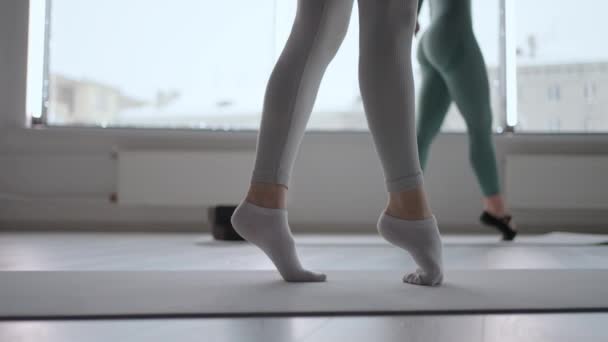 Primer plano de una bailarina caminando sobre calcetines sin zapatos puntiagudos. Entrenamiento de los pies de las bailarinas en cámara lenta — Vídeo de stock