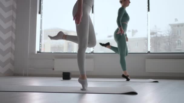 一个女芭蕾舞演员穿着袜子，没有尖鞋走路的特写镜头。以慢动作训练女芭蕾舞演员的脚 — 图库视频影像