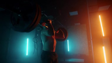 Atletik Üstsüz Adam Eğitimi, Güç Kullanımı, Güç ve Dayanıklılık Halterleri. Ağır çekimde Hardcore Spor Salonu 'nda egzersiz