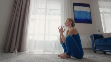 Öğleden sonra halıda evde yoga egzersizi. Sabah egzersizleri ve yoga dersleri. Denge ve dayanıklılık için karmaşık yoga egzersizleri