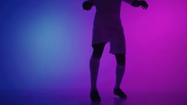 Siyah Afrikalı Freestyle ya da futbol topuyla bacak hokkabazlığı yapan profesyonel futbolcu, yavaş çekim. Profesyonel bir futbolcunun atölye çekimi.