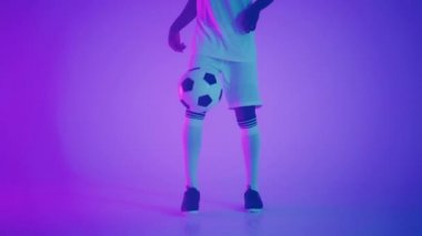 Siyah Afrikalı Freestyle ya da futbol topuyla bacak hokkabazlığı yapan profesyonel futbolcu, yavaş çekim. Profesyonel bir futbolcunun atölye çekimi.