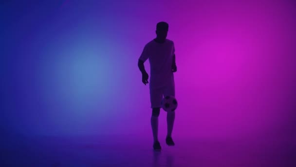 Black african man Freestyle or professional soccer player practicing with football ball juggling on legs, slow motion. Studio shooting of a professional football player with a ball — Stock Video