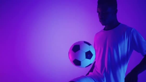 Чорношкірий африканський чоловік Фрістайл або професійний футболіст, який практикує з футбольним м'ячем жонглювання на ногах, повільний рух. Студійні зйомки професійного футболіста з м'ячем — стокове відео