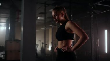 Ağır çekim: Yorgun bir kadın dayanıklılık egzersizinden sonra eğitimde gücünü topluyor. Başarı kazanın ve engellerin arasından ilerleyin. Güçlü kadın kavramı.