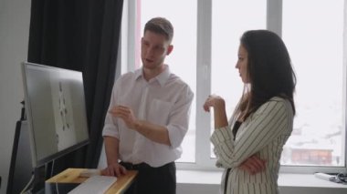 Sportif siyah bir erkek model reklam posterleri için poz veriyor. Top 'la muhteşem atışlar için oynuyor. Şık Moda Spor Dergisi 'nden. Stüdyoda profesyonel ekipmanlarla yapılan bir fotoğraf çekimi.