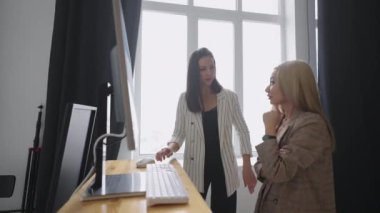 Tasarımcı, sanat yönetmeni, yapımcı fotoğraf çekimi için bilgisayar ekranından fotoğrafları izliyor. Dergi kapağı için en iyisini tartışıyor ve seçiyor. Monitöre bakarken tartışın