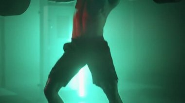 Atletik adam antrenman sırasında spor salonunda halter kaldırıyor. Halter halter ağırlık kaldırma egzersizi kullanarak vücut geliştirme eğitimi. Kararlı kaslı adam ağır ağırlık kaldırıyor.