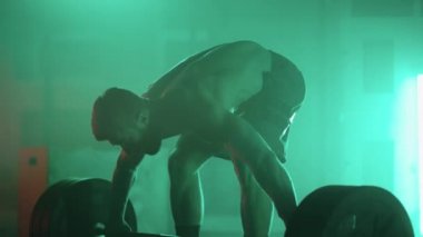 Atletik adam antrenman sırasında spor salonunda halter kaldırıyor. Halter halter ağırlık kaldırma egzersizi kullanarak vücut geliştirme eğitimi. Kararlı kaslı adam ağır ağırlık kaldırıyor.