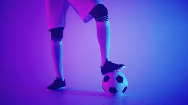 Close - up of a soccer ball at the feet of a football player in the studio in slow motion . Professional football player with a ball in the studio — Stock Video