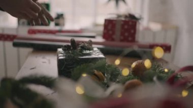 Noel hediyesi hazırlayıp paketliyorum.