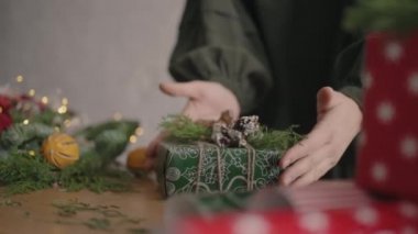 Noel hediyesi hazırlayıp paketliyorum.