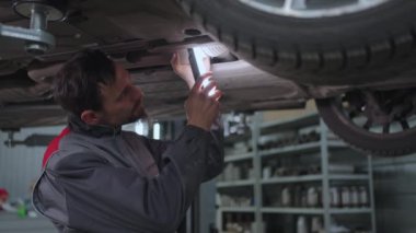 Tamirci tamirden önce arabayı kontrol eder. Makinenin teknik durumu. Onarım Değerlendirmesi