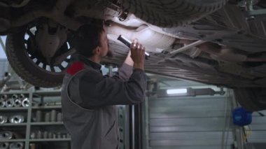Tamirci tamirden önce arabayı kontrol eder. Makinenin teknik durumu. Onarım Değerlendirmesi