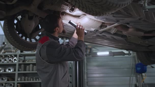 Il meccanico auto ispeziona l'auto prima delle riparazioni. Stato tecnico della macchina. Valutazione della riparazione — Video Stock
