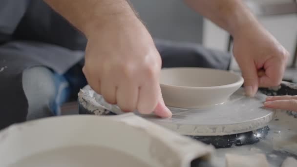 Enfiler le blanc d'argile du cercle. Production de vaisselle en céramique — Video
