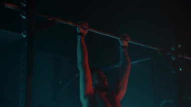Profesyonel atlet geceleri tek başına antrenman yapar. Spor salonunda bacaklarını kaldırır.