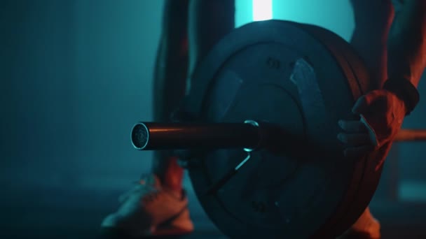Sportovec instaluje váhu na činku pro trénink v tělocvičně, posilovač je nastavovací zařízení — Stock video