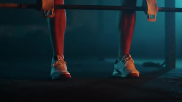 Hombre deportivo está levantando la barra en el gimnasio en la noche, el entrenamiento y la preparación para la competencia profesional — Vídeo de stock