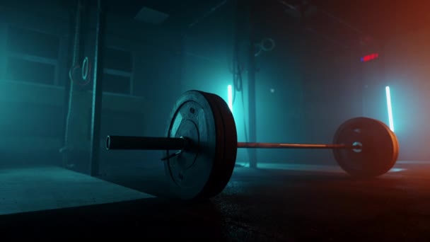 黑暗体育馆地板上的杠铃，用于训练健美运动员和举重运动员 — 图库视频影像