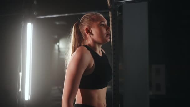 Jonge vrouwelijke atleet is de training alleen in de sportschool in de avond, overuren trein in sportieve centrum — Stockvideo