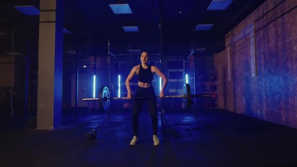 Atletik Güzel Kadın Spor Salonunda Halterle Deadlift Yapıyor. Güçlü kadın sporcu, kaslı vücut ağırlık kaldırıyor, halterle egzersiz yapıyor. Kadınlar spor salonunda ağırlık çalışıyor. — Stok video