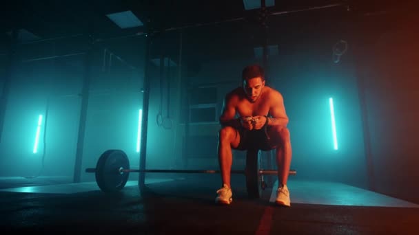 Uitgeputte sporter rust na training in gym, krachttraining en uithoudingsvermogen — Stockvideo