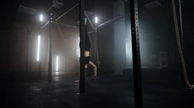 Spor salonunda el yürüyüşü, spor kadın vücudunu, gücünü ve dayanıklılığını çalıştırıyor.