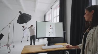 Dergi ve reklam için futbolcunun profesyonel fotoğraf çekimi sahnesi