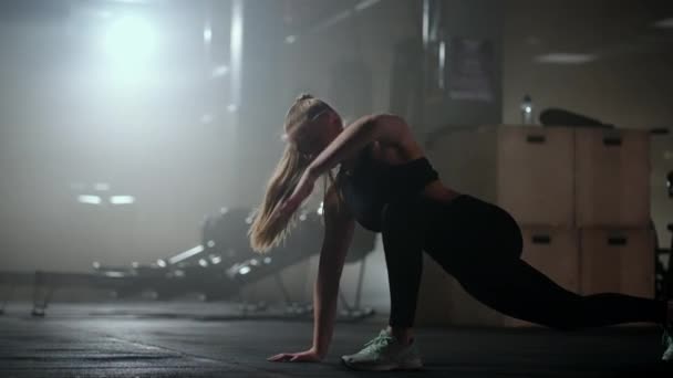 Ung smal kvinna gör fysisk träning på golvet i gym, yoga och fitness träning — Stockvideo