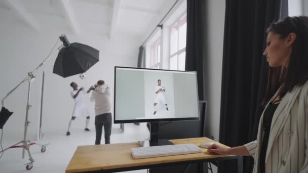 Backstage av professionell fotografering av fotbollsspelare för tidskrift och reklam — Stockvideo