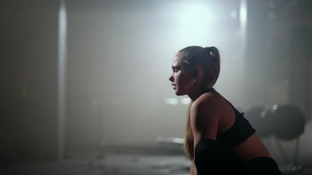 Joven mujer deportiva está entrenando solo en el gimnasio, sentadilla y estiramiento, estilo de vida saludable — Vídeo de stock