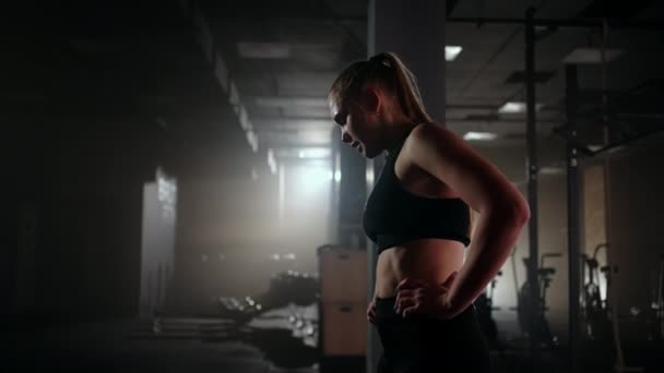 Deportista mujer agotada en el gimnasio después del entrenamiento, entrenamiento de potencia para mantenerse en forma y la salud — Vídeos de Stock