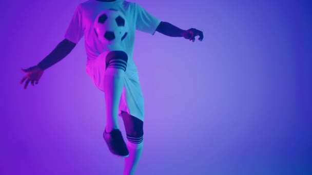 Giocatore di calcio esperto sta facendo keepie palla uppie in studio, calciatore afro-americano professionista — Video Stock