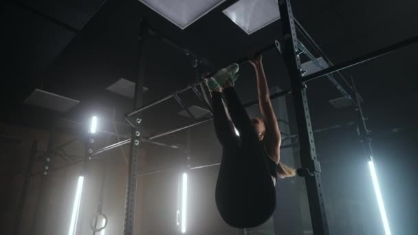 Treinamento com barra transversal no ginásio, mulher está mudando e pernas vivas para cima, abdominais tensionantes, músculos de trabalho — Vídeo de Stock