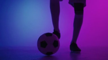 Genç Afrikalı futbolcu stüdyoda ayak uydurup teknik becerilerini gösteriyor.