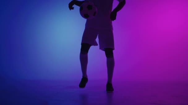 Keepie-uppie ballon de football, gros plan des pieds du joueur, compétences techniques du footballeur professionnel — Video